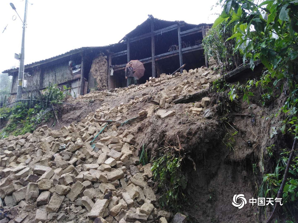 云南梁河强降雨来袭 道路塌方满地淤泥