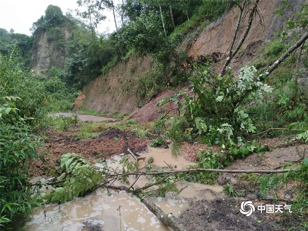 云南梁河强降雨来袭 道路塌方满地淤泥