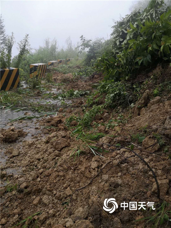 云南梁河强降雨来袭 道路塌方满地淤泥