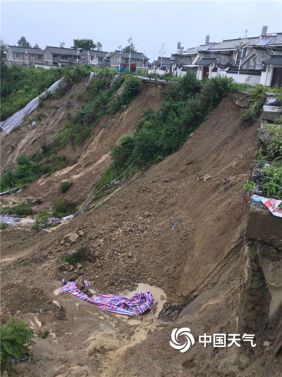 云南梁河强降雨来袭 道路塌方满地淤泥