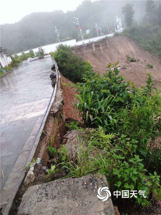 云南梁河强降雨来袭 道路塌方满地淤泥