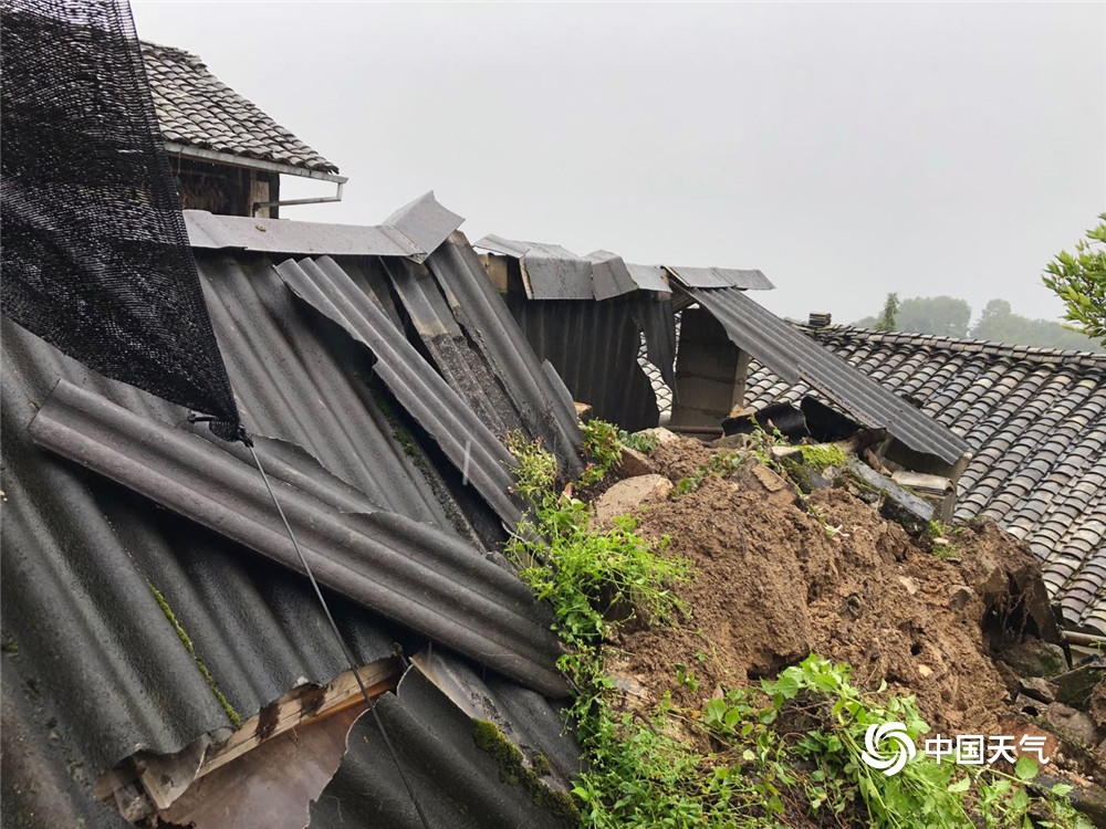 云南梁河强降雨来袭 道路塌方满地淤泥