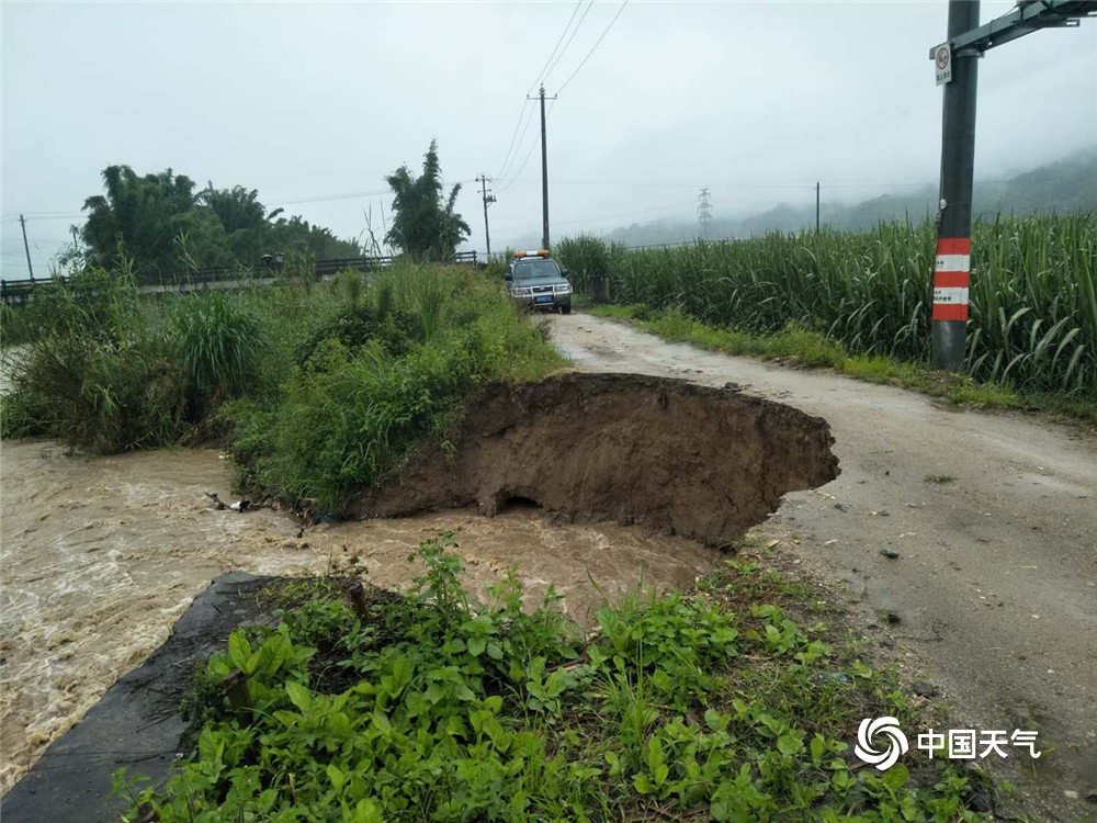 云南梁河强降雨来袭 道路塌方满地淤泥