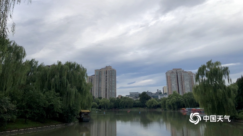 北京雨渐止 靛蓝色云朵挂天边