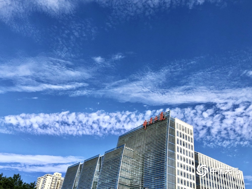 抬头看！雨后北京蓝天刷屏 白云流动似“凤尾”