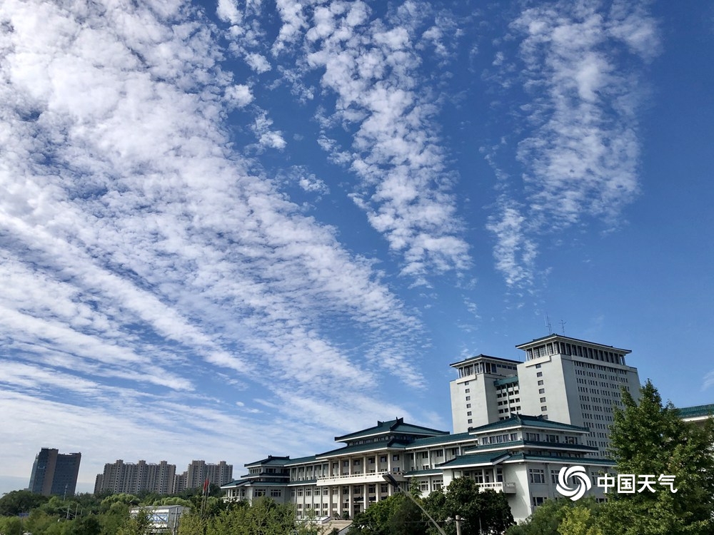 抬头看！雨后北京蓝天刷屏 白云流动似“凤尾”