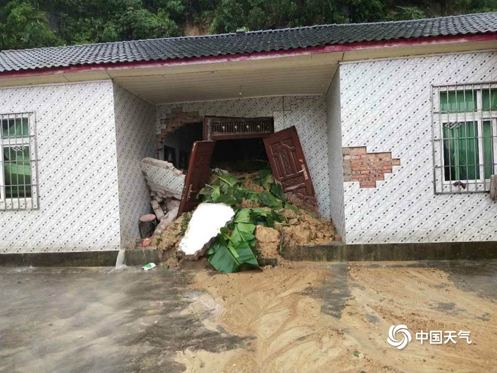 四川威远遭大暴雨袭击 山体滑坡冲垮房屋