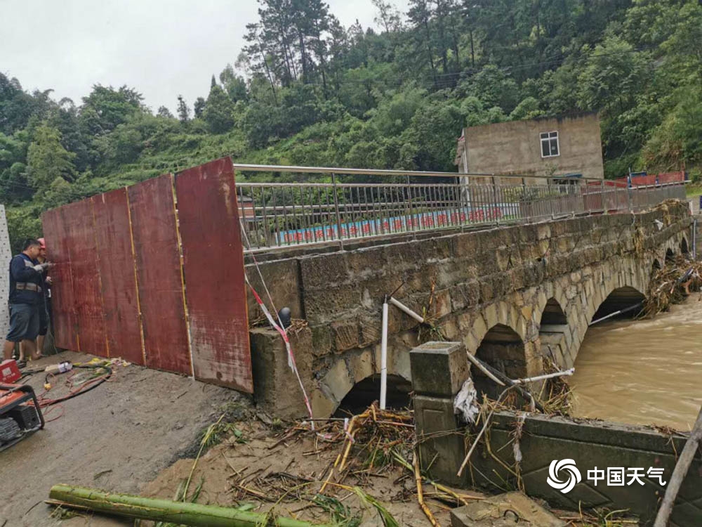 四川威远遭大暴雨袭击 山体滑坡冲垮房屋