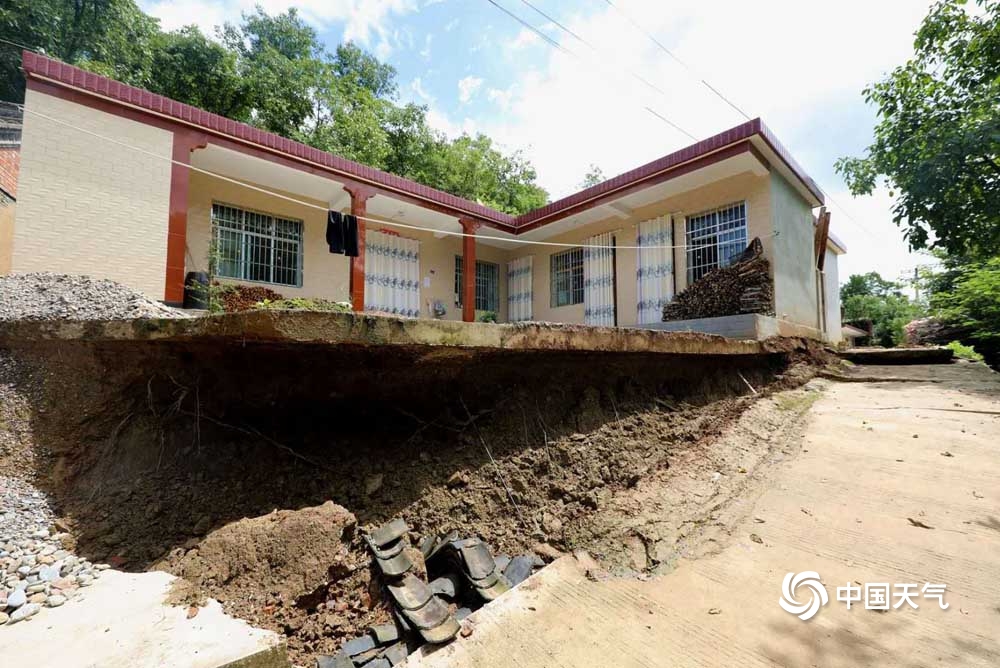 暴雨又袭甘肃成县 多处山体滑坡道路断裂