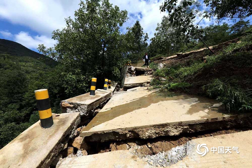 暴雨又袭甘肃成县 多处山体滑坡道路断裂