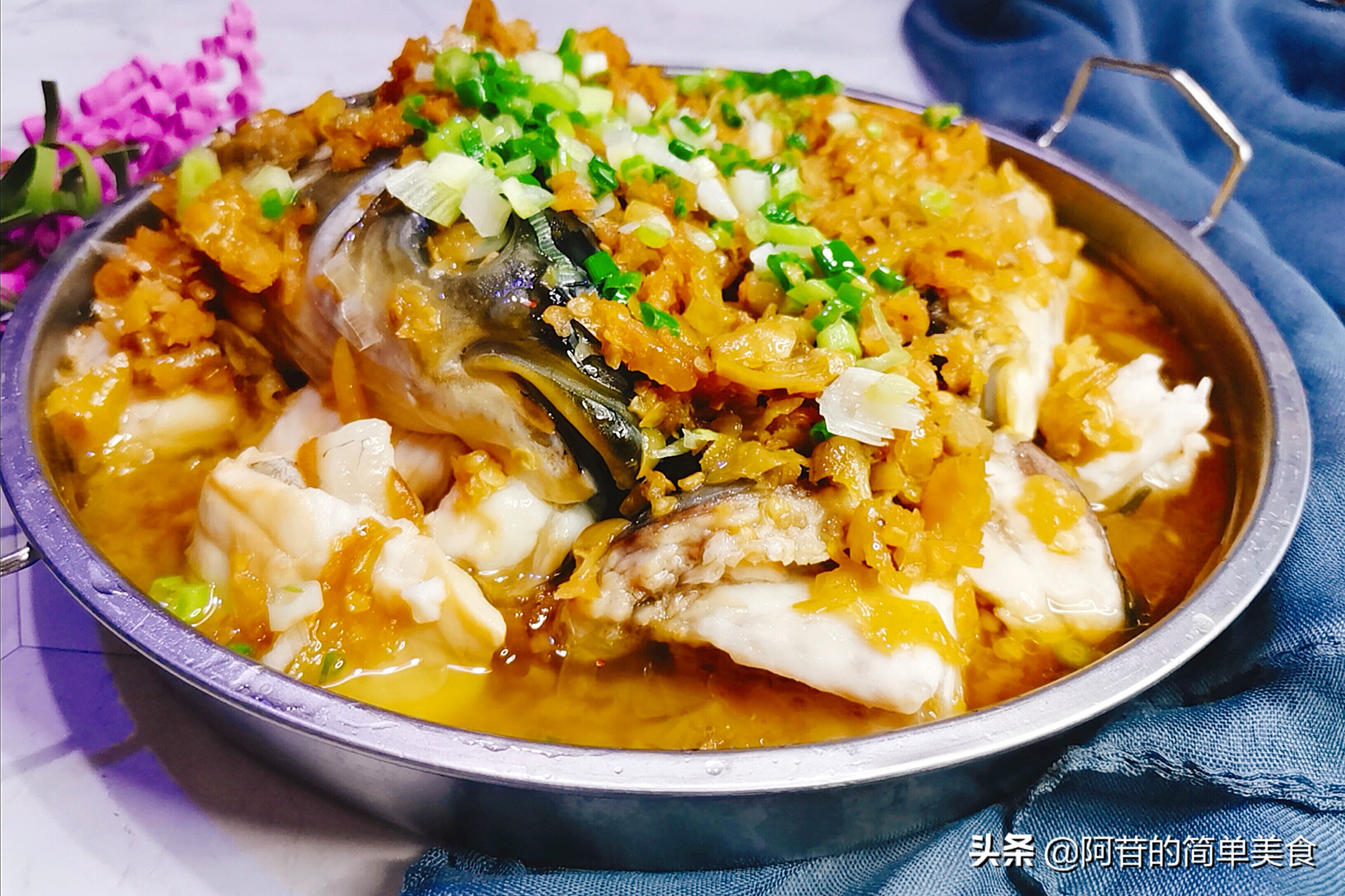 泡椒蒸鱼骨,色香味俱全,看着就诱人,酸辣鲜美,味道十足