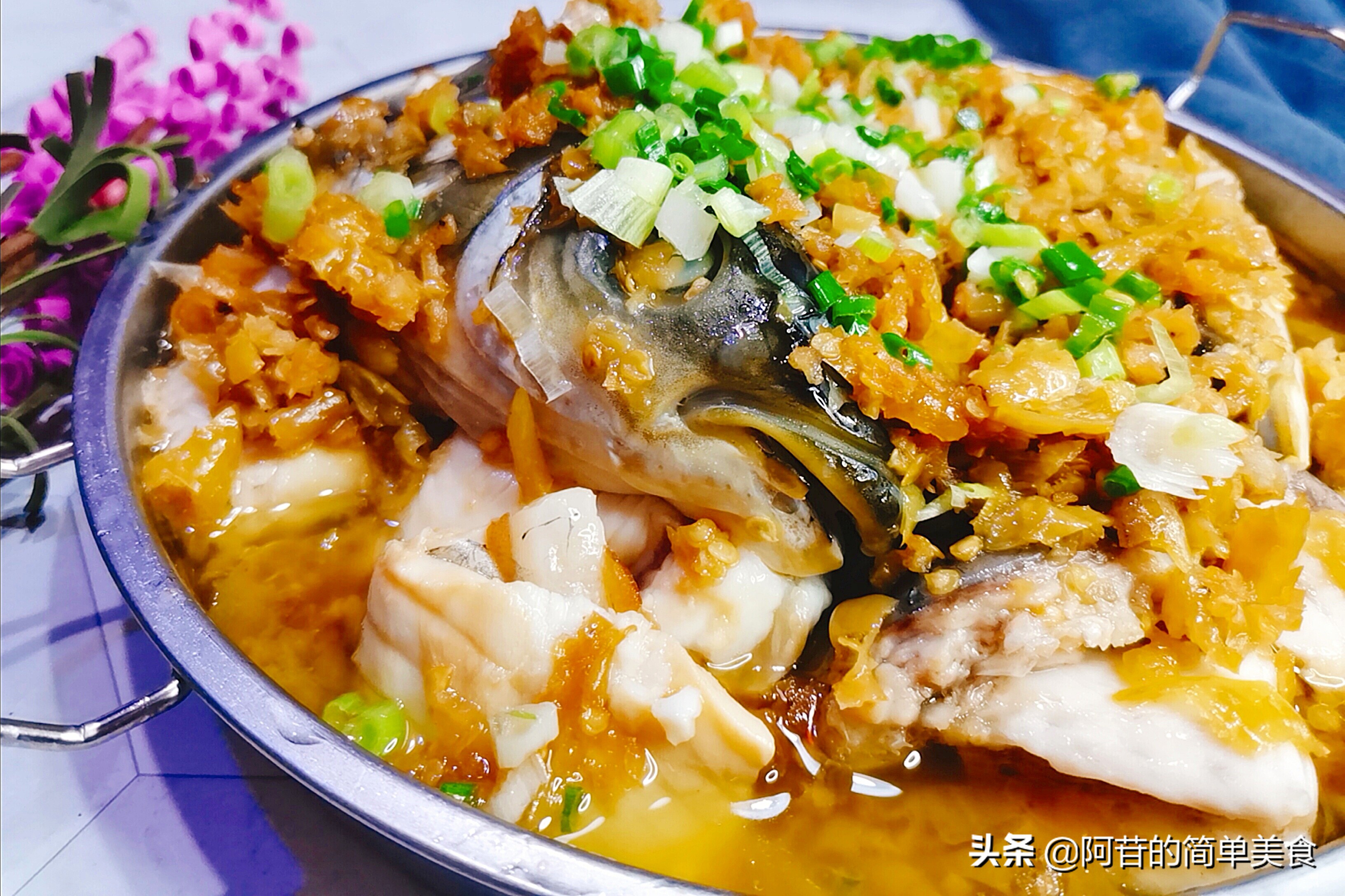 泡椒蒸鱼骨,色香味俱全,看着就诱人,酸辣鲜美,味道十足