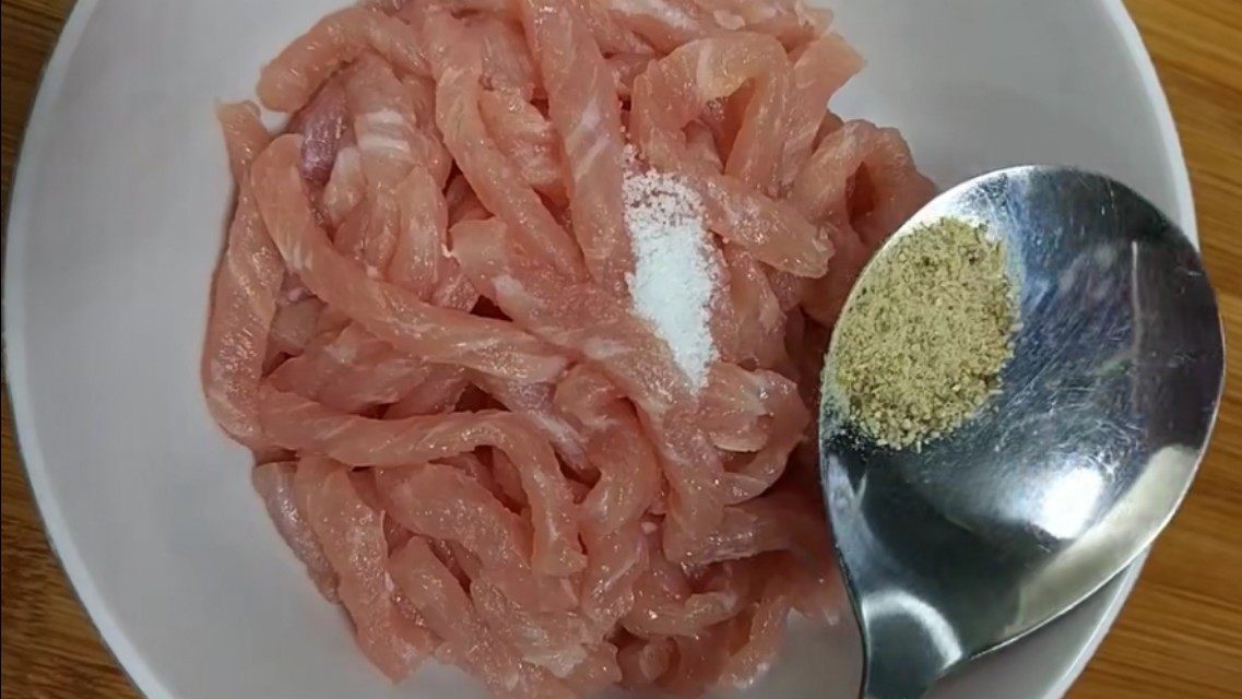 肉丝别直接下锅炒,多加这一步,肉质嫩滑还不柴,做法简单快手