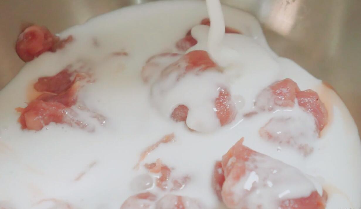 锅包肉的家常做法曝光,酸甜酥脆不回软,我家每周都要吃