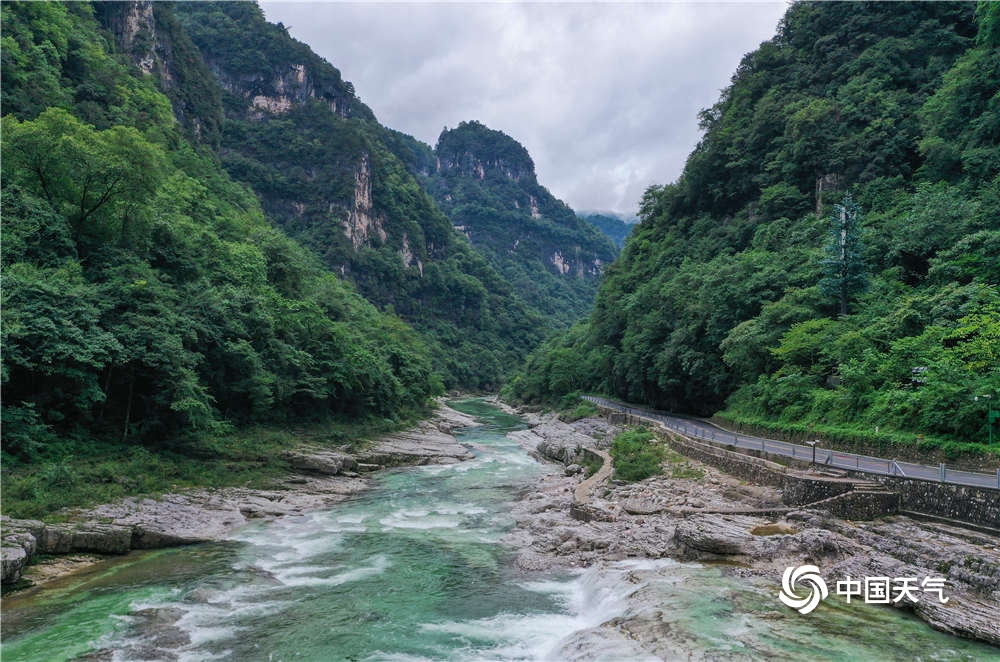 四川光雾山雨后云雾绕山 景色秀美壮丽