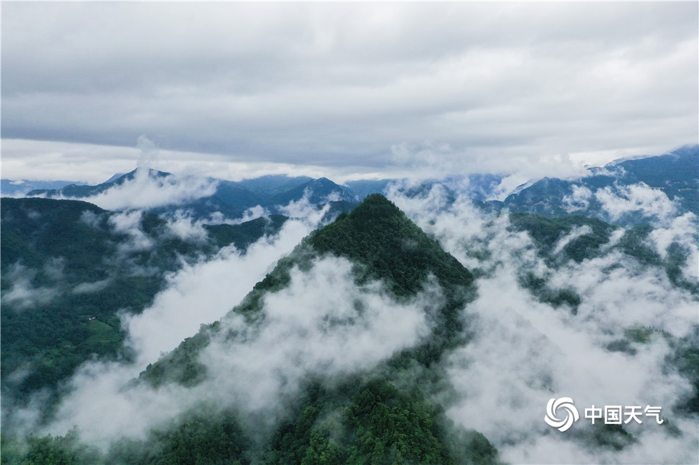 四川光雾山雨后云雾绕山 景色秀美壮丽