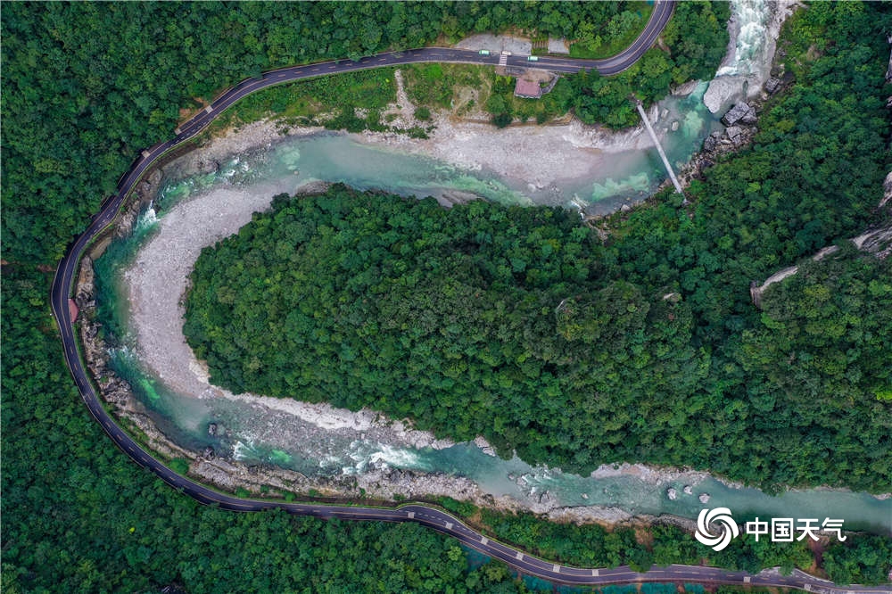 四川光雾山雨后云雾绕山 景色秀美壮丽