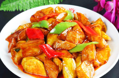 家常地三鲜,烹炒这道菜,食材要过油和复炸,才能做出传统好滋味