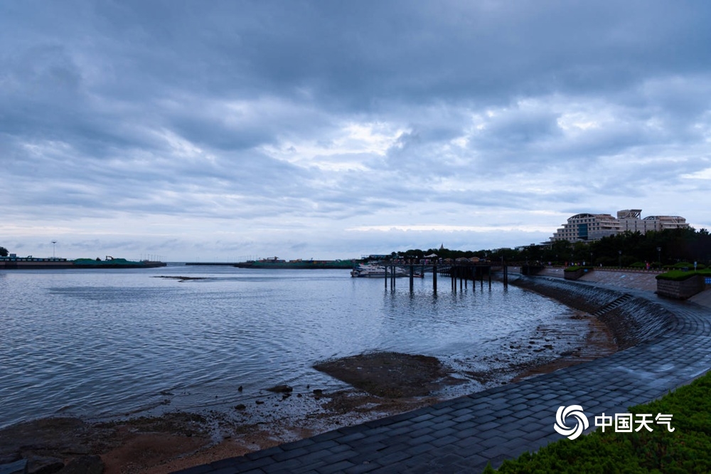 山东日照全力应对台风“巴威”船只回港海水浴场关闭