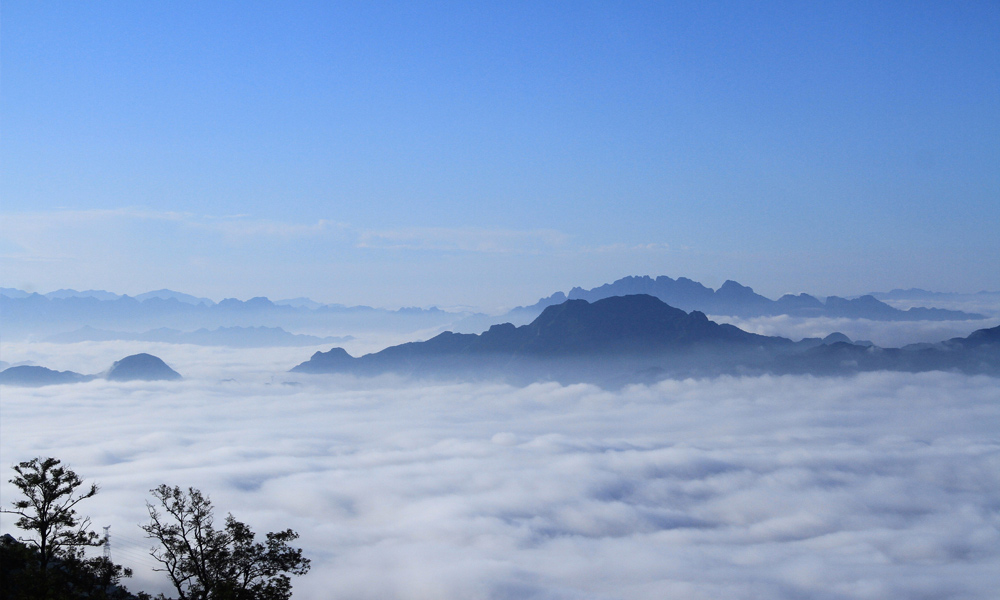 河北承德：云涛拍岸 美景如画