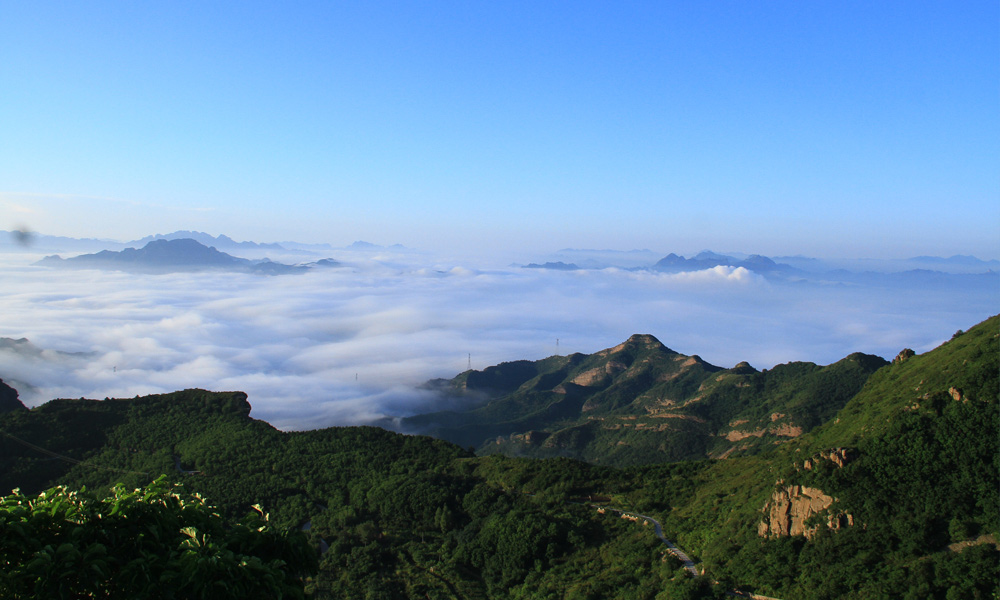 河北承德：云涛拍岸 美景如画