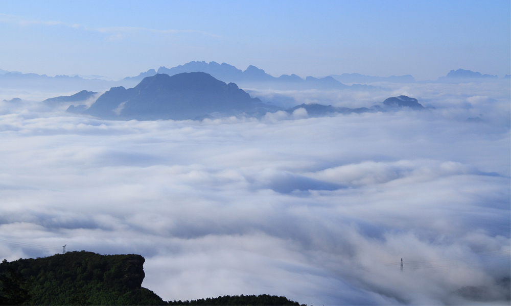 河北承德：云涛拍岸 美景如画