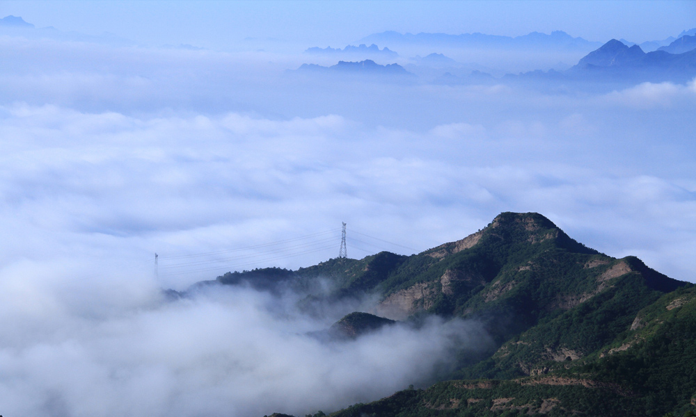 河北承德：云涛拍岸 美景如画