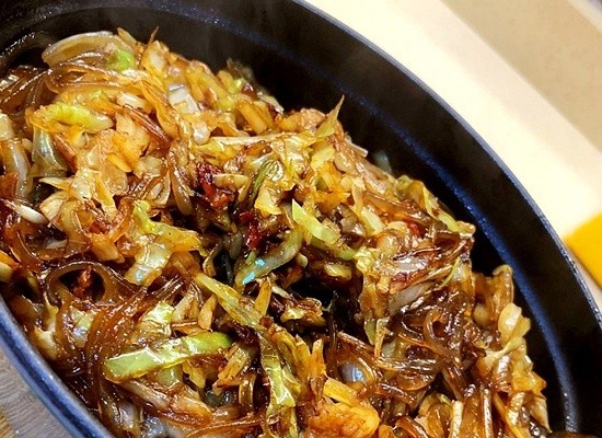 酸辣开胃的下饭菜,刚端上桌,家人迫不及待地夹起就吃,真过瘾!