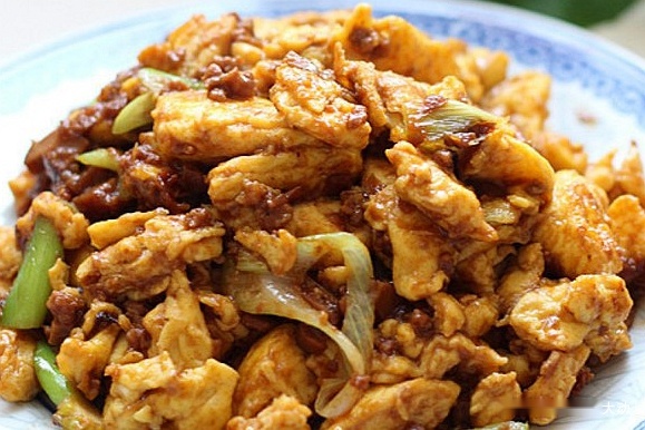 酸辣开胃的下饭菜,刚端上桌,家人迫不及待地夹起就吃,真过瘾!