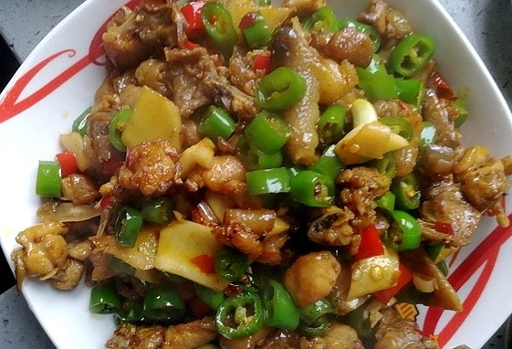 酸辣开胃的下饭菜,刚端上桌,家人迫不及待地夹起就吃,真过瘾!