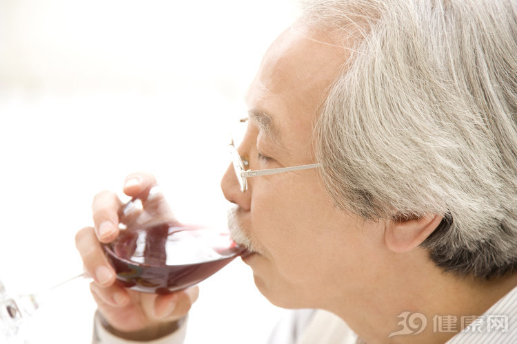 每天喝一点白酒的人，和完全不喝的人，谁的身体更健康？