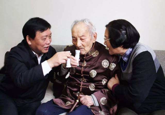 每天喝一点白酒的人，和完全不喝的人，谁的身体更健康？