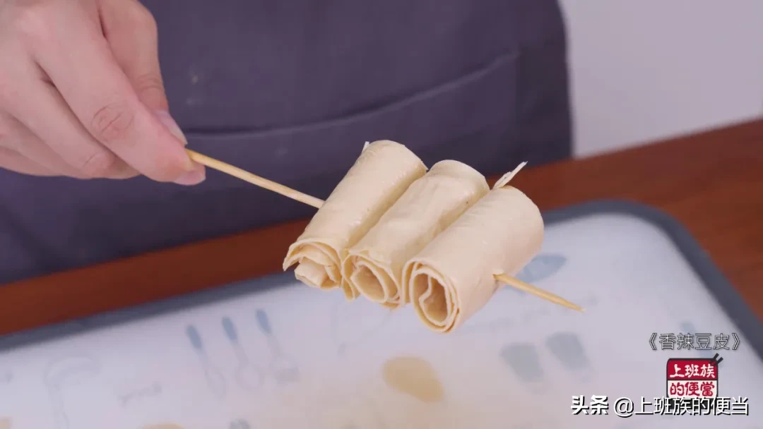 私藏了好久的零食方子,豆皮这样做,比辣条还要好吃