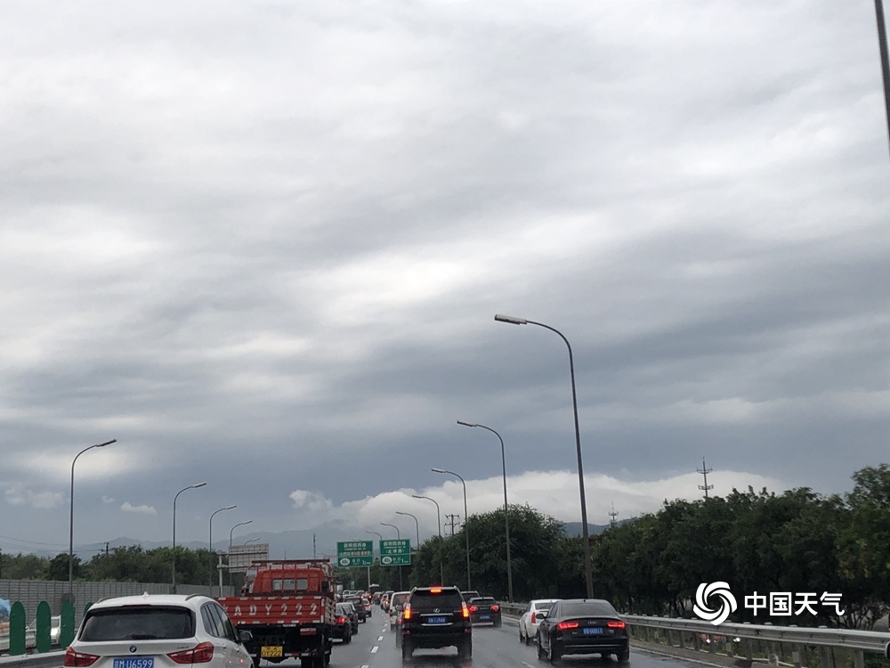 雨水影响早高峰 北京北五环现拥堵