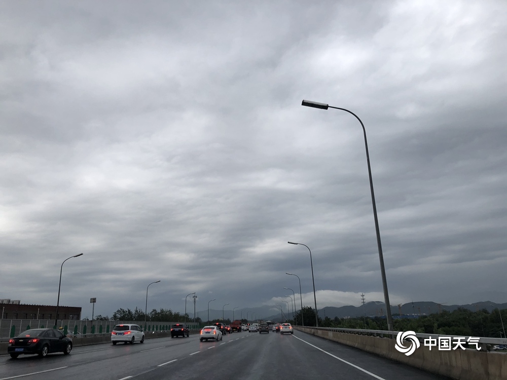 雨水影响早高峰 北京北五环现拥堵