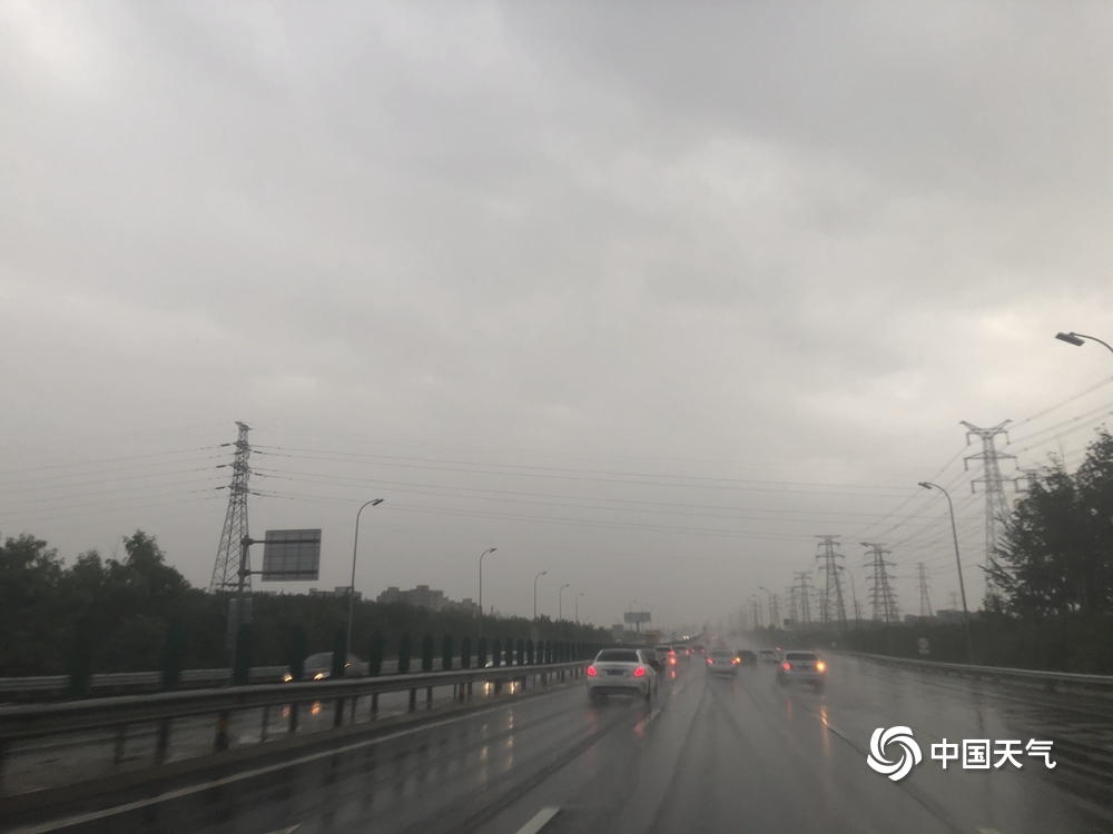 雨水影响早高峰 北京北五环现拥堵