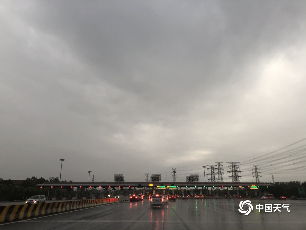 雨水影响早高峰 北京北五环现拥堵