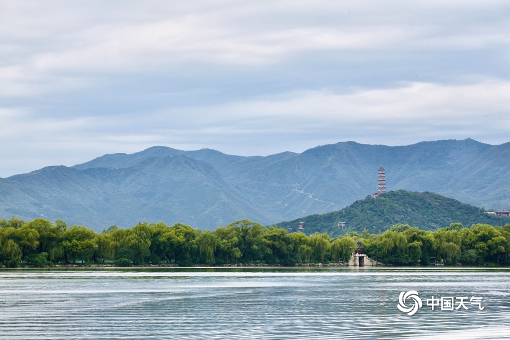 雨后北京颐和园 云层波澜远山如黛景似江南