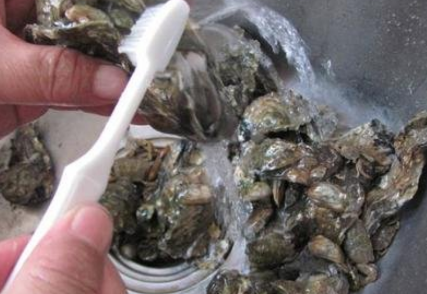 洗花甲和生蚝肉,大厨:放面粉只对了一半,加点它脏物自动跑出来