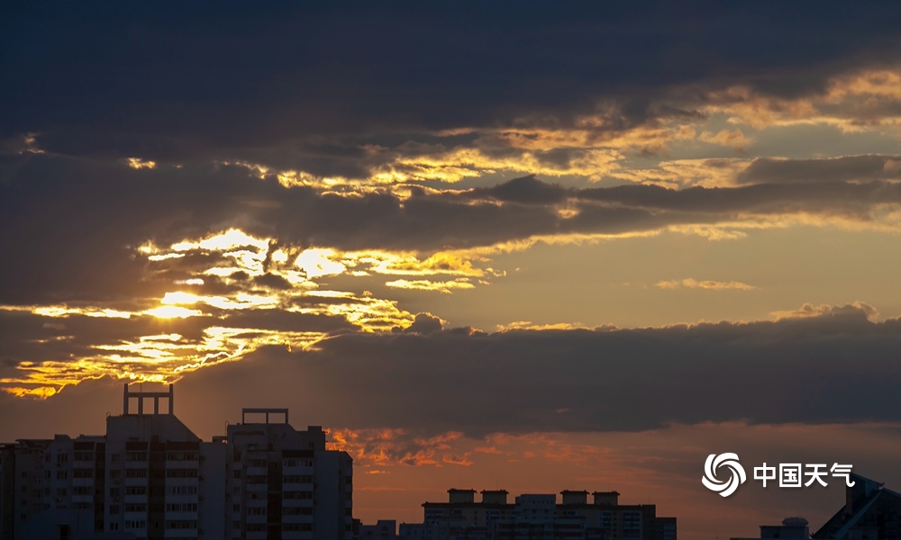 美！今晨北京云层造型各异 太阳光为云朵“镶金边”