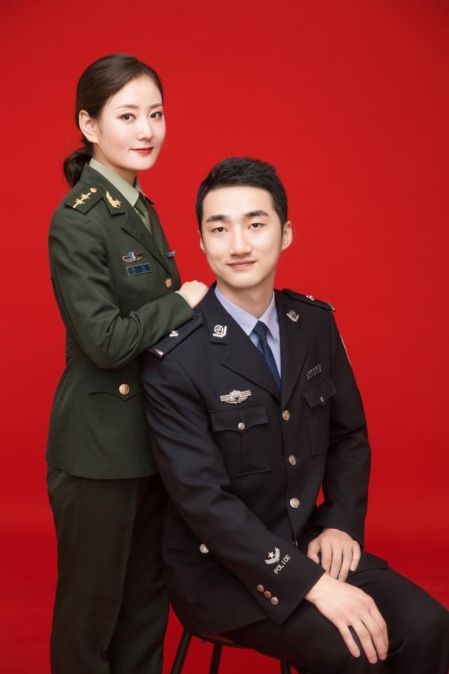 左手牵你,右手敬礼,这是军人独特的爱情