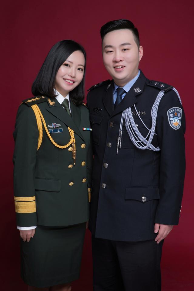 左手牵你,右手敬礼,这是军人独特的爱情