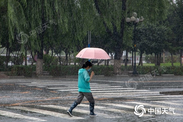 南方雨水“灭”高温 东北秋意浓