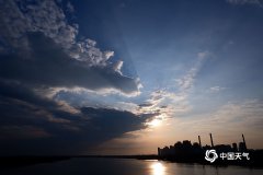 日出时分的哈尔滨松花江