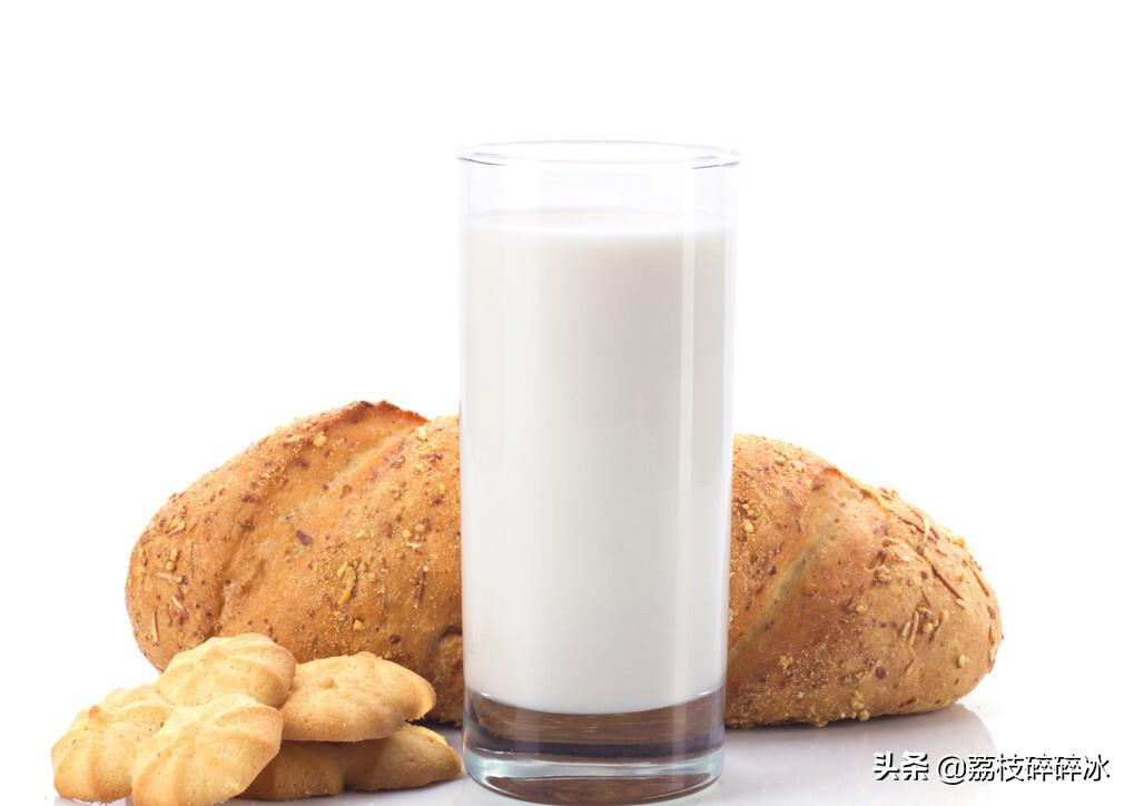 纯牛奶和酸奶哪个更有营养,早上喝还是晚上喝,别再弄错了