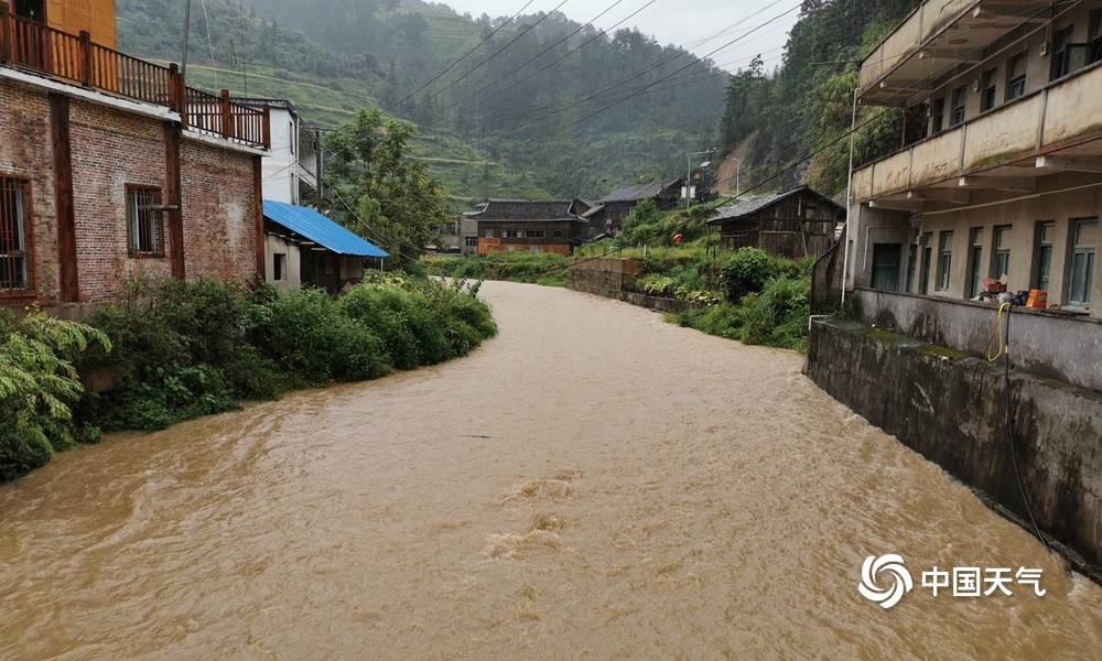贵州台江遭遇强降雨 导致交密河水位上涨