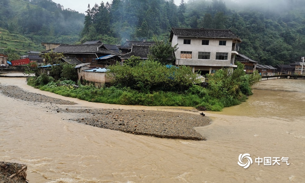 贵州台江遭遇强降雨 导致交密河水位上涨