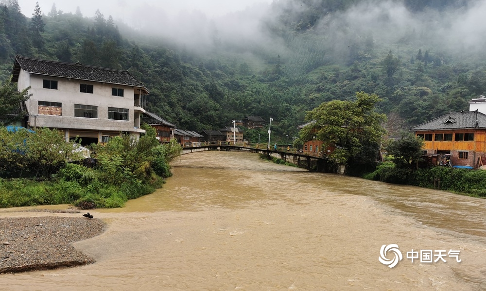 贵州台江遭遇强降雨 导致交密河水位上涨