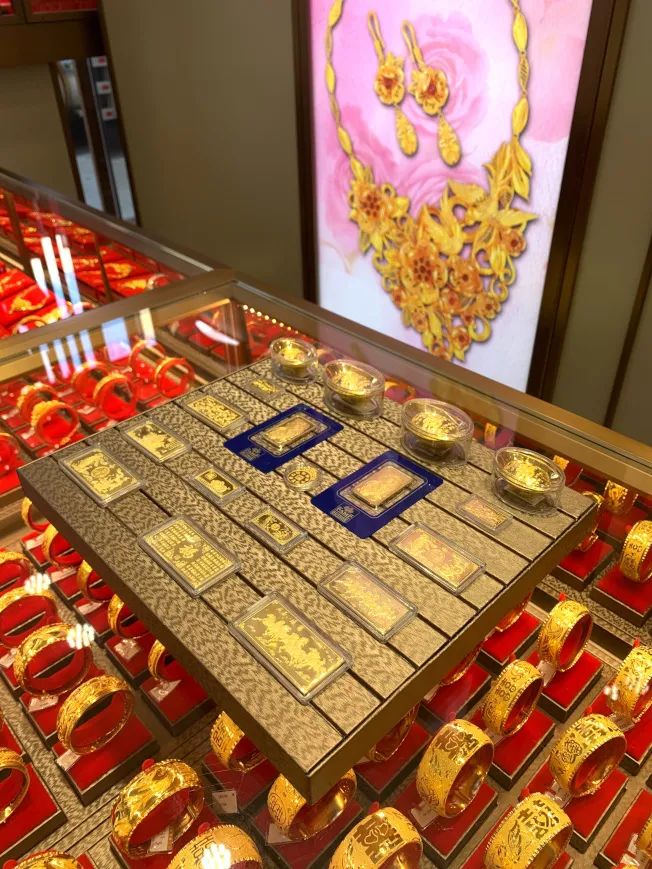 黄金价格猛涨, 华人抢购金条、金元宝，一次买20根金条！
