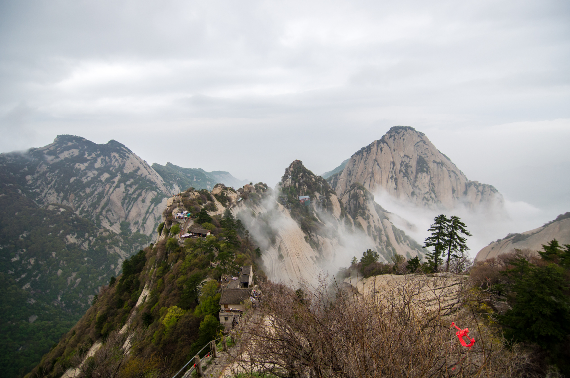 它是中华十大名山之一，被誉为“奇险天下第一山”，山川十分秀美